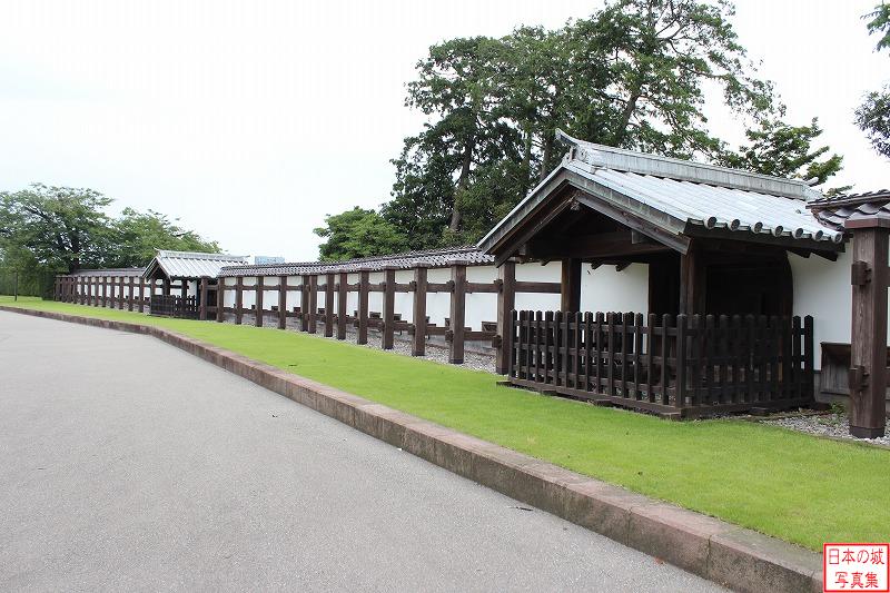 金沢城 三の丸 復元された土塀。櫓のようなものが見られる。