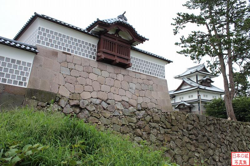 金沢城 河北門一の門 河北門一の門右脇のようす。往時にはニラミ櫓台と呼ばれる二重櫓があったが、宝暦の大火(1759)で消失した後は再建されず、土塀が設けられた。