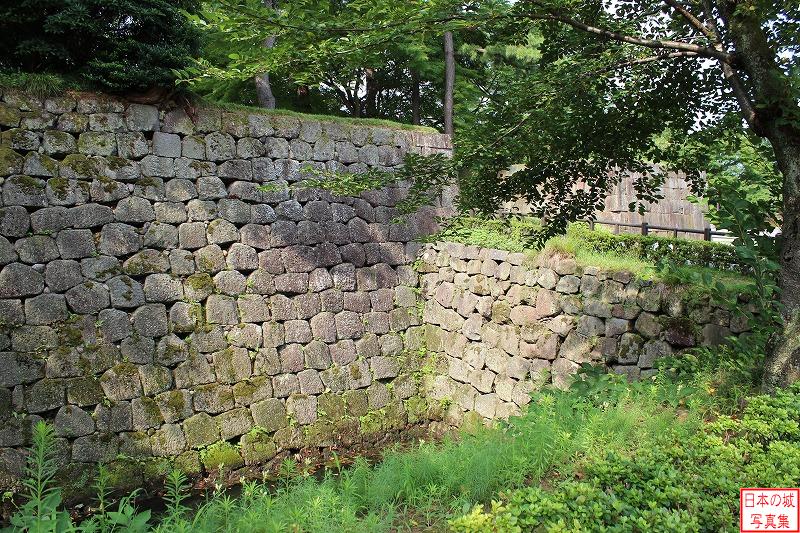 金沢城 二の丸裏口門跡 二の丸北面石垣に続く裏口門跡を横から見る