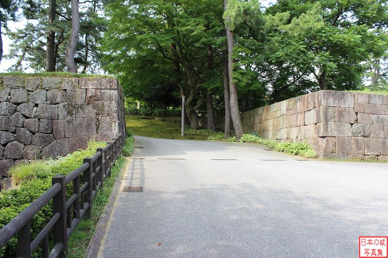 金沢城 二の丸裏口門跡 二の丸北面石垣に沿って西に向かうと、二の丸裏口門に至る。門跡の石垣が残る。
