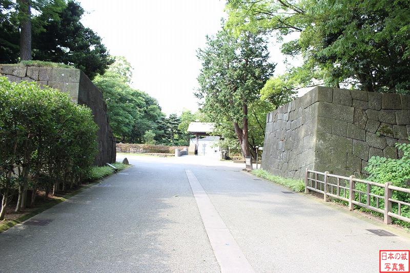 金沢城 土橋門跡 土橋門跡。北の丸と三の丸を結ぶ土橋の先に設けられていた門。写真は門の外側から。