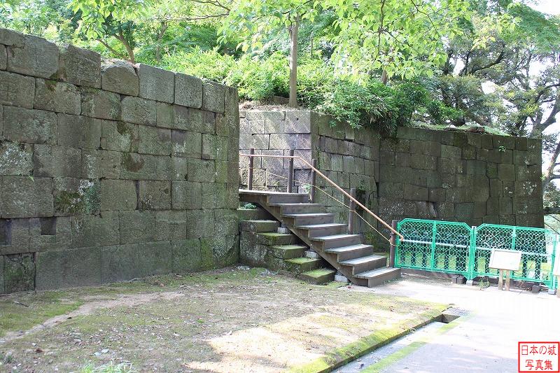 金沢城 数寄屋敷石垣 数寄屋敷石垣。二の丸方向へ上る階段が見える