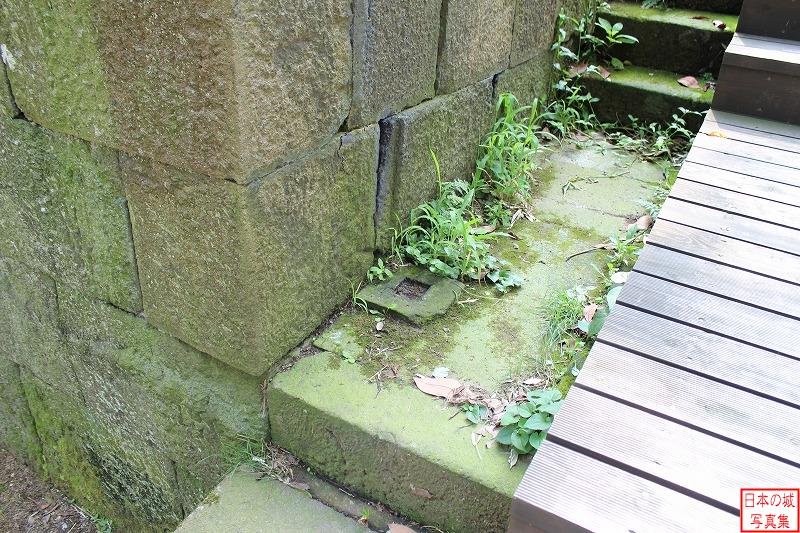 金沢城 数寄屋敷石垣 階段脇にある門の礎石？