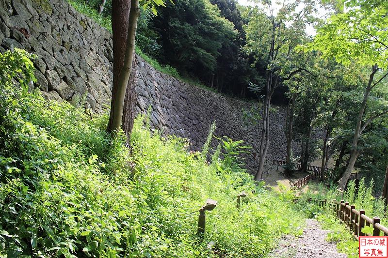 金沢城 申酉櫓下付近の石垣 いもり堀に降りる道