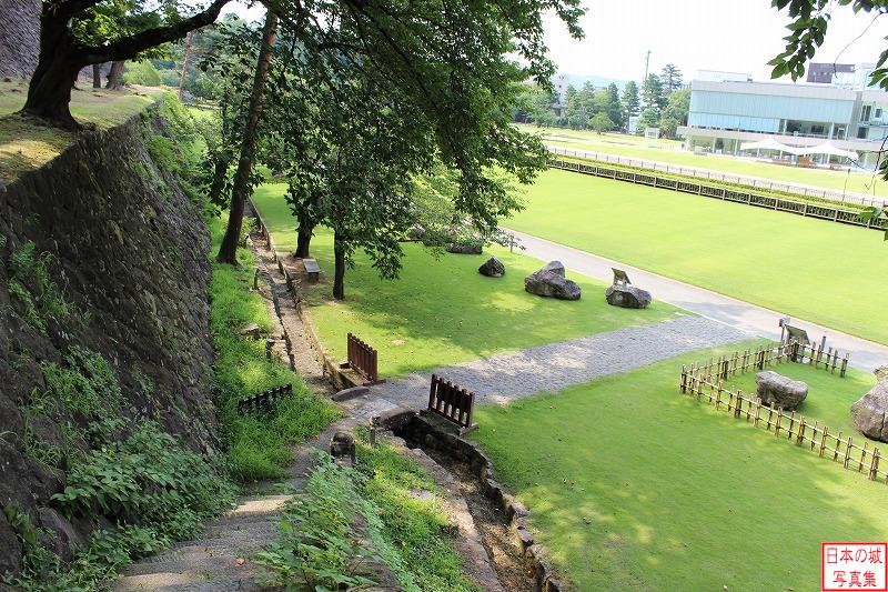 金沢城 いもり堀跡 申酉櫓下付近からいもり堀跡を見下ろす