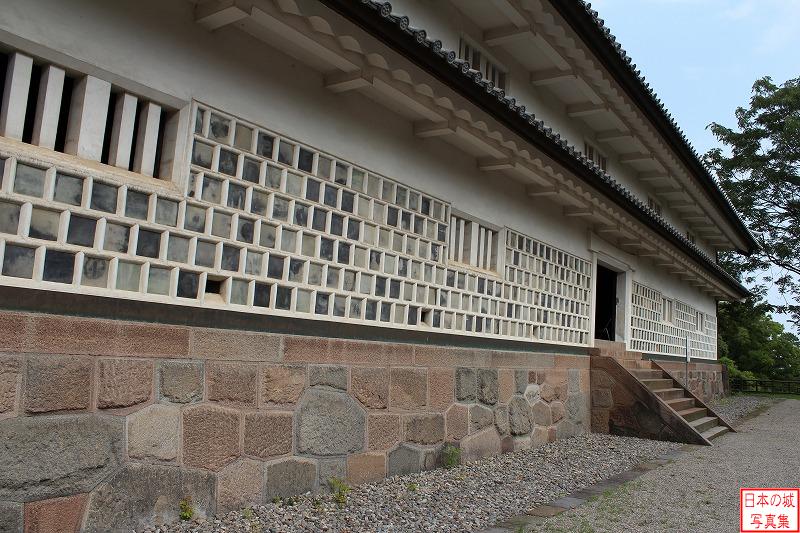 金沢城 三十間長屋 三十間長屋。長屋の乗る石垣は、切り込みハギの石垣だが、表面の膨らみは加工されていない。「金場取り残し積み」と呼ばれる積み方である。