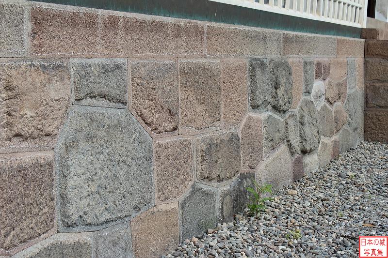 金沢城 三十間長屋 長屋の乗る石垣は、切り込みハギの石垣だが、表面の膨らみは加工されていない。「金場取り残し積み」と呼ばれる積み方である。
