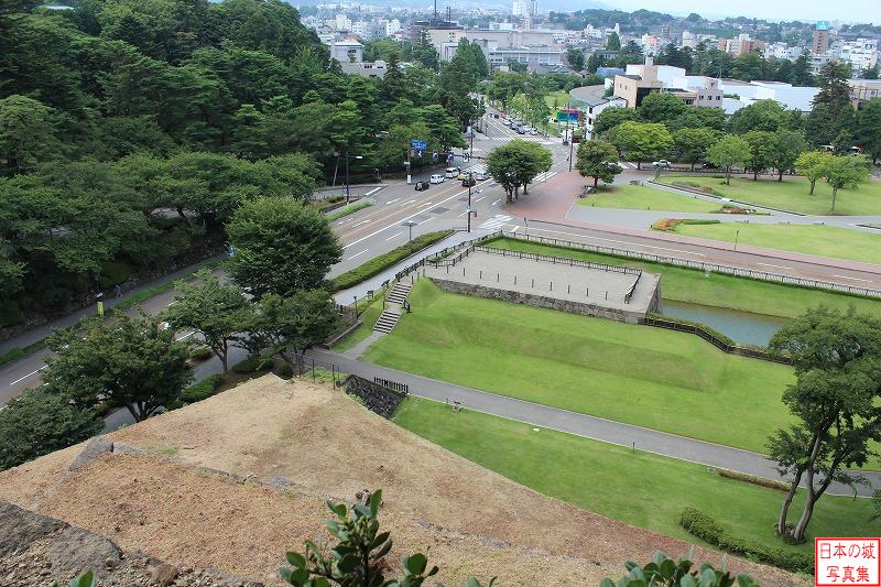 金沢城 本丸 辰巳櫓跡からの眺め。鯉喉櫓台やいもり堀などが見える。