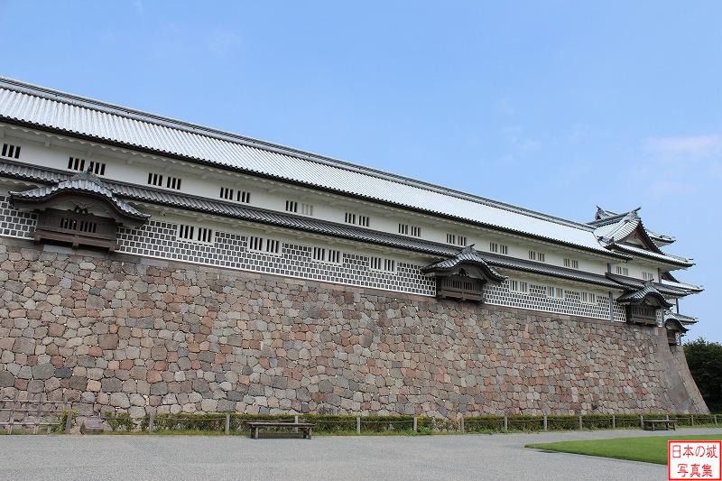 金沢城 五十間長屋 五十間長屋。二の丸を守る櫓。近年、文化の大火後(1808)の姿に復元された。