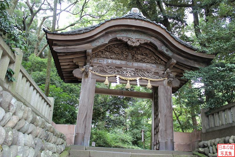 尾山神社東神門。安土桃山時代の様式の唐門。かつての金沢城二の丸の門であったものが、城の西隣にある尾山神社に移築されている。