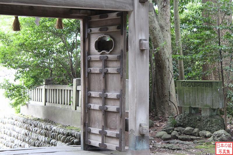 尾山神社東神門の門扉