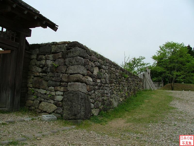 鳥越城 枡形門・本丸門 枡形門脇の石垣。石垣は布積みである。