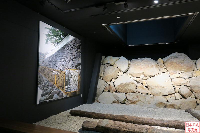 甲府城 楽屋曲輪 石垣展示の最奥部。鍛冶曲輪の石垣や、発掘時の石垣の写真を示して、展示されている石垣が全体としてどのような姿であったか想像できるようにしている。発掘・展示されている石垣の高さは、全体の高さの半分から1/3程度である。