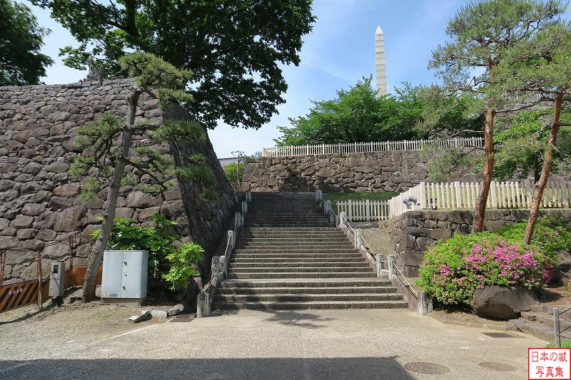 甲府城 坂下門跡 鍛冶曲輪から階段を登り、石垣に突き当り左に曲がると坂下門跡に至る