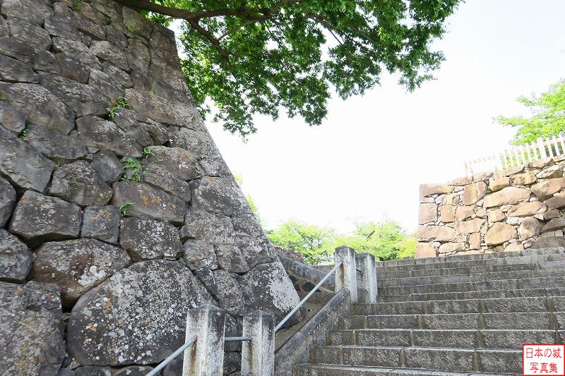 甲府城 坂下門跡 鍛冶曲輪の階段を登りきって左に曲がると、かつての坂下門があった場所に出る