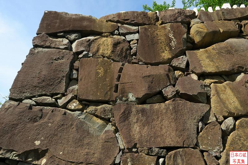 甲府城 坂下門跡 坂下門跡の石垣。矢穴があるが割られていない石がある。最初は割ろうと思ったが割れず、そのまま石垣に使われたのだろうか。