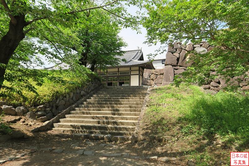 甲府城 二の丸 坂下門跡付近から二の丸へ。階段を登っていく。