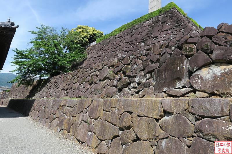 甲府城 二の丸 二の丸から見る石垣。台所曲輪の石垣が見えている。相当な高さになるので、当時の築城技術から数段のセットバックがされているのかもしれない