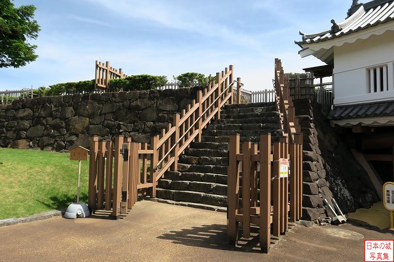 甲府城 鉄門 鉄門の城内側から見て左手には櫓門内に入るための階段がある