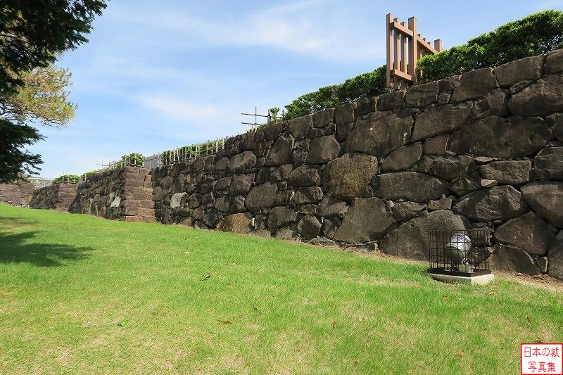 甲府城 本丸 鉄門を入ったところ付近から見る本丸外縁部石垣。石垣上に登る石段がいくつか見える。