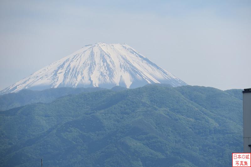 甲府城 本丸 遠く見える富士山。地元の方に伺うと毎日見えるので特段意識はしないようだが、外からくるとやはり富士山が見えると嬉しくなる。