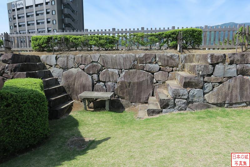 甲府城 本丸 本丸北側石垣に見える一組の石段。一気に城兵を城壁に登らせて守りを固めることができる。また、階段ごとに登り・下りを分けることもできただろう。
