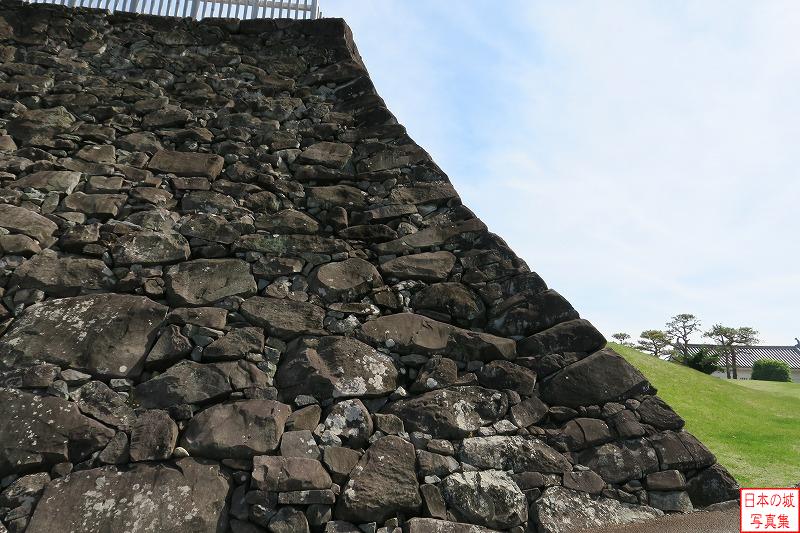 甲府城 天守台 天守台石垣を北側から見る。隅部の傾斜は緩く、また用いられる石垣もそれほど大きく完全な算木積みではない。