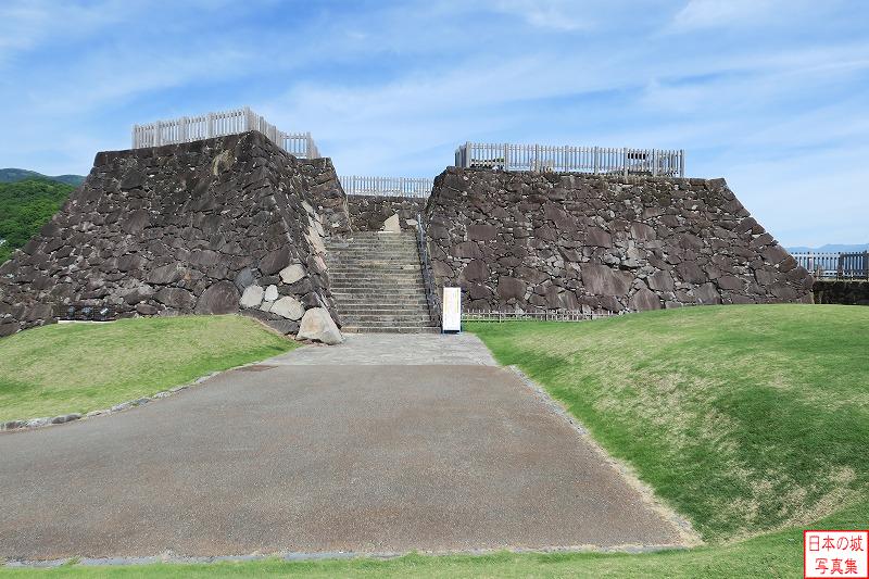 甲府城 天守台 天守台石垣を正面から見る。この面の石垣には一つの石を2つに割って石垣に積み込んだ「兄弟石」が幾つも見られる。