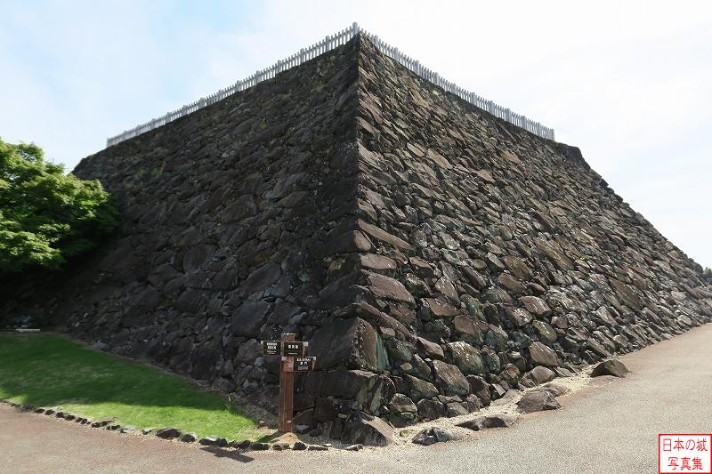 甲府城 天守台 天守台石垣の西北隅を見る。天守台石垣の右側には人質曲輪があった。