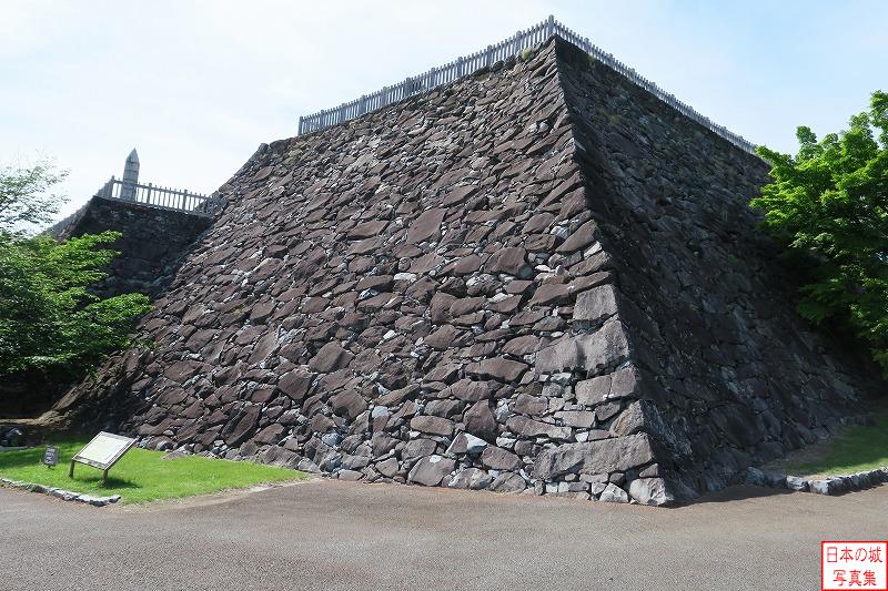 甲府城 天守台 天守台石垣南東隅のようす。隅部は算木積みであるが、特別大きな石が用いられている訳ではない。