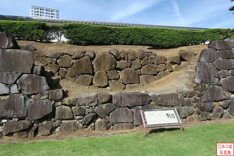 甲府城 稲荷曲輪 稲荷曲輪北東側の石垣。現在見える石垣の解体調査をしたところ、中から古い石垣が現れ、石垣の積みなおしが行われたことが分かった。この部分だけ古い石垣が展示されている。