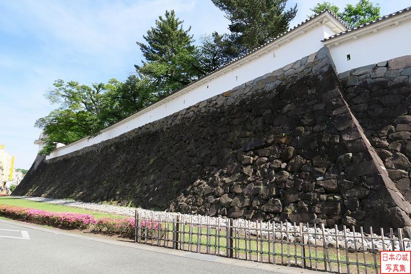 甲府城 稲荷曲輪 稲荷曲輪北面の石垣。石垣が直線状に延びる。石垣前は往時は水濠だった。