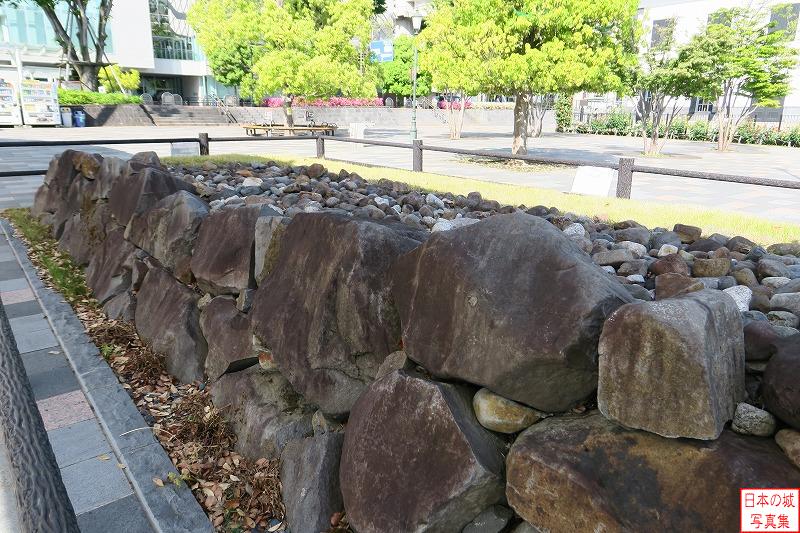 甲府城 清水曲輪 清水曲輪北西隅付近の石垣。江戸時代中期の絵図から高さ約9mの石垣があったことが分かっており、今見えている石垣は中ほどの部分だったと考えられるとのこと。
