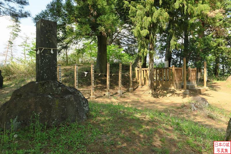新府城 本丸 左の石碑は「小塚 長篠役陣没将古之墓」。右には武田勝頼公霊社が見える