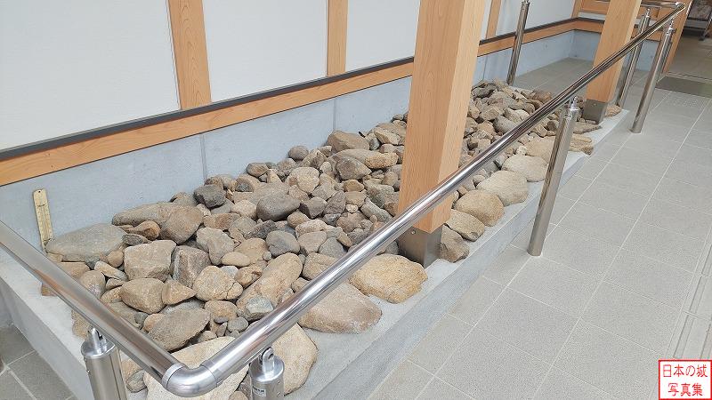 躑躅ヶ崎館 武田氏館跡歴史館 戦国時代の集石遺構の展示もある。かつての水路か道路の一部と思われるとのこと。