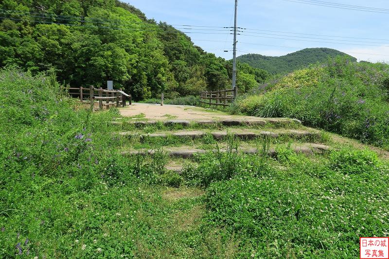 躑躅ヶ崎館 大手門 北側の虎口は土橋を渡ったところから石段が発掘され、復元展示されている。