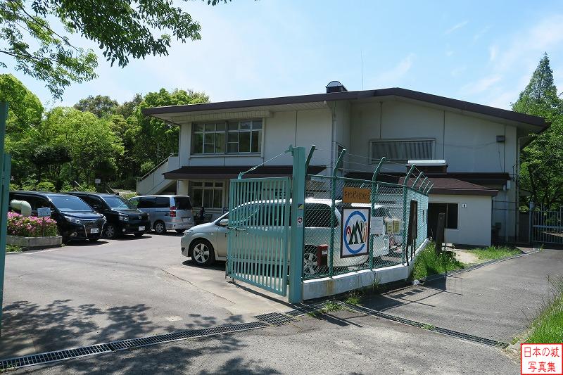 「キャンピィだいとう」の事務所に声をかけて駐車場を借りる。なお、阪奈道路からの道は大変狭く運転注意である。