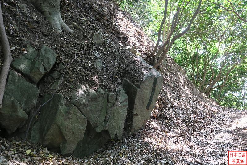 飯盛山城 岩盤堀切 御体塚郭側は岩盤であり、岩盤を切り拓いて堀切にした