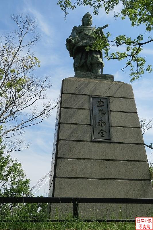 楠木正行の像。正行は正成の子で、飯盛山城の麓で繰り広げられた四条畷の戦いで戦死した。