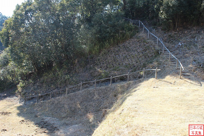 赤木城 南郭１、２ 南郭２から見る、南郭３へ降りる階段（左）と西郭へ登る階段（右）