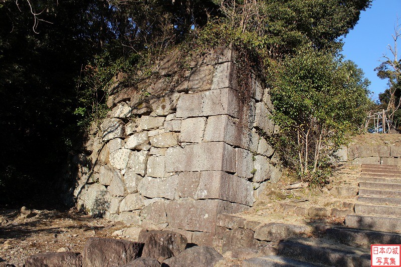 新宮城 松の丸 松の丸の虎口左側の石垣