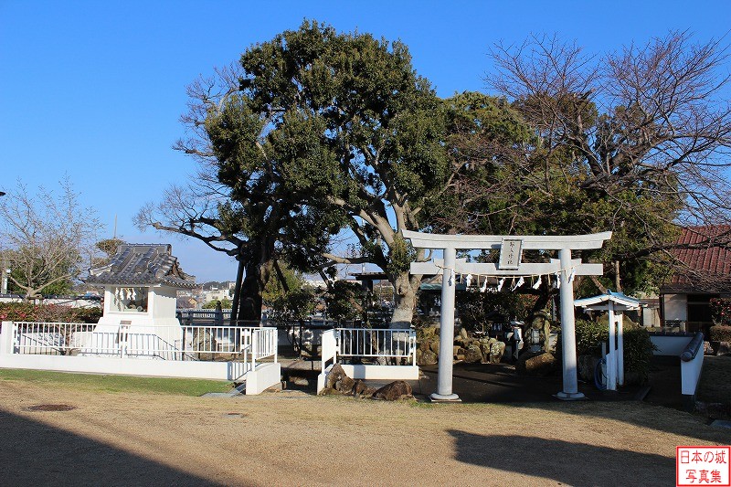 田辺城 水門 水門は錦水神社脇に位置する。手摺が切れているところが水門への降り口