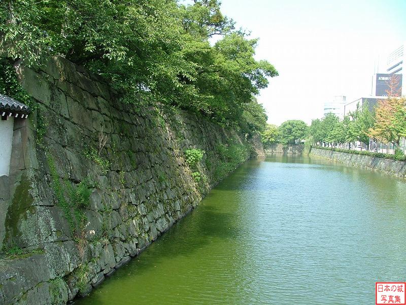 和歌山城 大手門・一の橋 大手門西側のようす。かつて橋・門の右手には月見櫓があった。