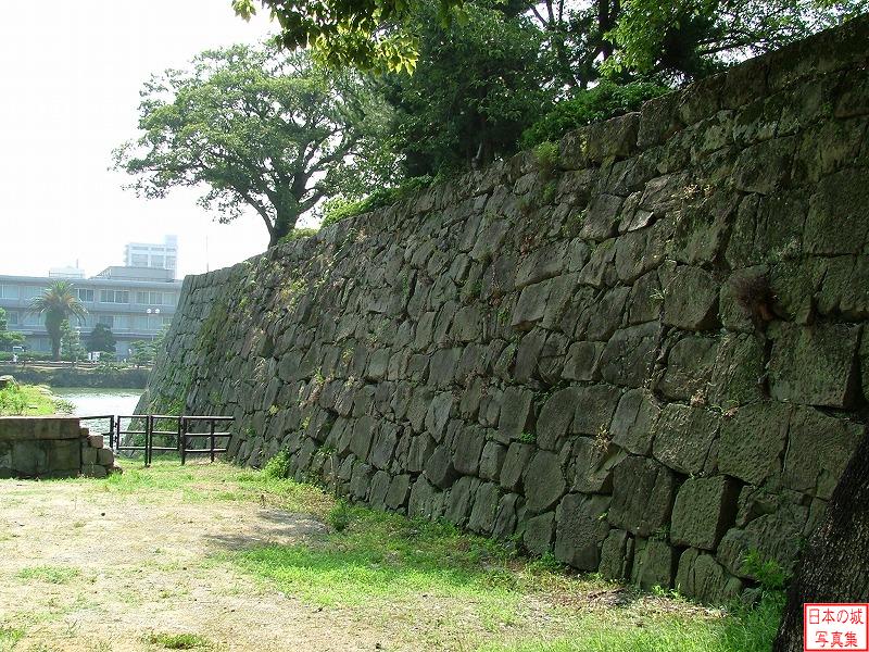 和歌山城 一中門跡 東堀沿いの一中門跡付近。石垣が切れており水濠に降りることができる