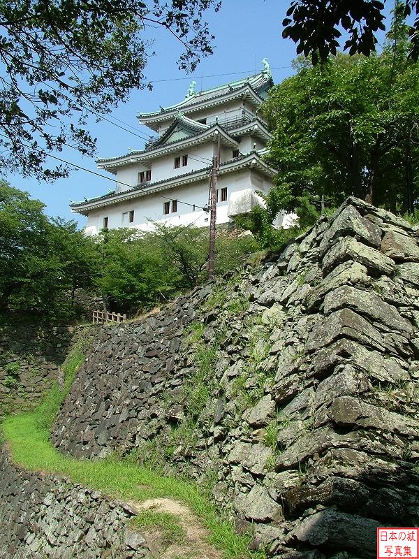 和歌山城 一の門跡 少し登ったところから石垣を見ると、犬走が見える。また、上に見えているのは天守。