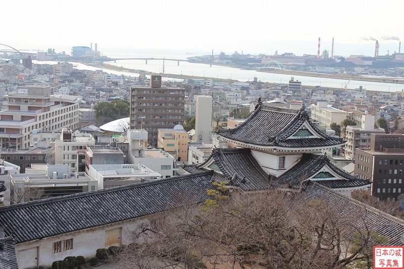 和歌山城 乾櫓 乾櫓を天守から見る。遠くには紀ノ川河口が見える。