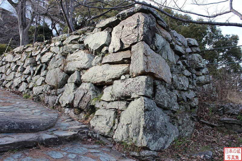 和歌山城 一の門跡 2回直角に曲がった右手の石垣