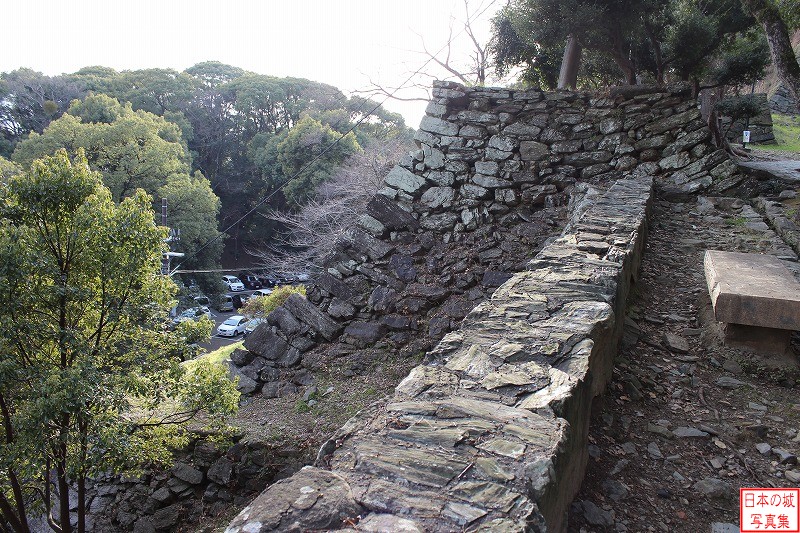 和歌山城 松の丸 松の丸の終着点付近に本丸表門がある。その左手の石垣