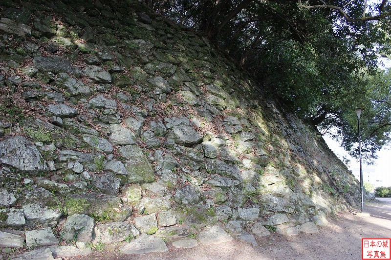和歌山城 松の丸 松の丸右手石垣。和歌山城は巨大な岩山であり、その岩山の上に、岩山から切り出した石垣を築いて城を造った