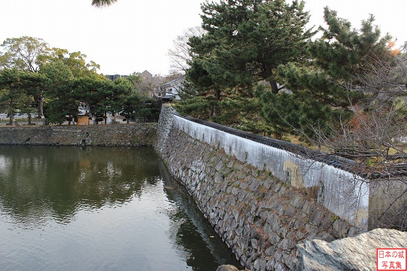 和歌山城 岡口門 岡中門跡付近の東堀沿いの櫓台上から見る岡口門方向。